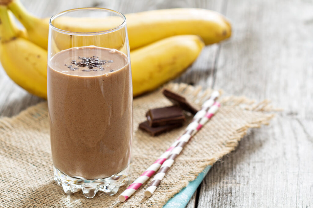 Smoothie de Chocolate com Tâmara e Amendoim: energia e sabor no copo